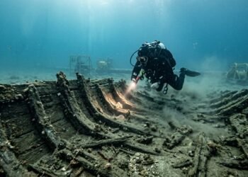 Durante um projeto de rotina de instalação de um oleoduto, trabalhadores descobriram acidentalmente um navio de madeira naufragado do século XVIII