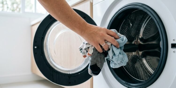 Lavar roupa com água fria corta o maior gasto de energia da máquina