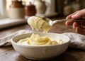 Para fazer um purê de batatas cremoso, você precisa amassá-las e não adicionar mais manteiga ou queijo
