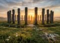 Arqueólogos encontraram 48 fossos alinhados com o Sol e acreditam ter descoberto um protótipo de Stonehenge