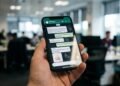 Figurinha em grupo de WhatsApp termina em indenização de R$ 5 mil para funcionária