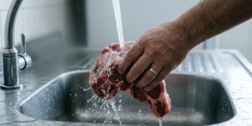 Lavar carne crua antes de cozinhar? Saiba por que essa prática é um perigo