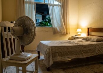 Dormir com o ventilador ligado? Cuidado! Pode parecer refrescante, mas pode prejudicar sua saúde sem que você perceba