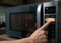 Nunca faça isso com o micro-ondas vazio, nem por poucos segundos: o hábito pode danificar uma peça importante do aparelho