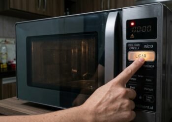 Nunca faça isso com o micro-ondas vazio, nem por poucos segundos: o hábito pode danificar uma peça importante do aparelho