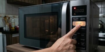 Nunca faça isso com o micro-ondas vazio, nem por poucos segundos: o hábito pode danificar uma peça importante do aparelho