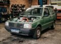 Adeus ao motor a combustão: mecânicos adaptam motor elétrico de BYD em um Fiat Uno antigo e o resultado surpreende