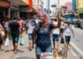 Gerente é obrigada a usar megafone e perucas coloridas para vender, volta de licença por depressão e é demitida dois meses depois: TST manda empresa pagar salários em dobro