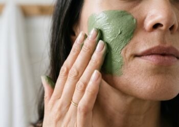 O erro mais comum ao usar argila verde pode deixar a pele pior em vez de melhor