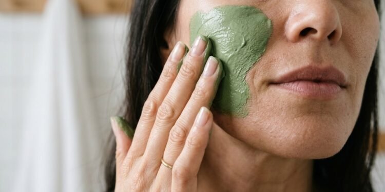 O erro mais comum ao usar argila verde pode deixar a pele pior em vez de melhor