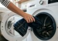 Lavar jeans com menos frequência economiza água, energia e ainda faz a roupa durar mais