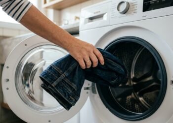 Lavar jeans com menos frequência economiza água, energia e ainda faz a roupa durar mais