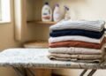 Juntar bastante roupa para passar de uma só vez evita ligar o ferro várias vezes e reduz o gasto de energia