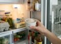 Por que você deve colocar uma xícara de sal na geladeira