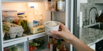 Por que você deve colocar uma xícara de sal na geladeira