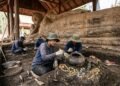 Trabalhadores consertavam a drenagem de um templo quando encontraram 33 objetos de ouro, prata e bronze sob um Buda de 1.300 anos