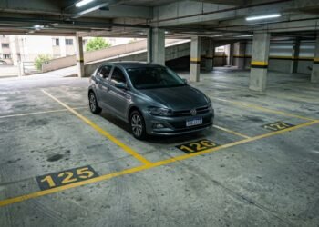 Mulher compra apartamento com vaga anunciada como livre, descobre após o negócio que dependia da retirada de outro carro e Justiça fixa indenização de R$ 5 mil