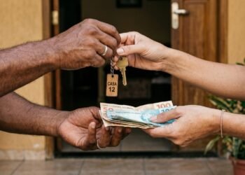 Filha tenta vender casa e cobrar aluguel da madrasta após morte do pai e STJ garante que viúva continue no imóvel sem pagar