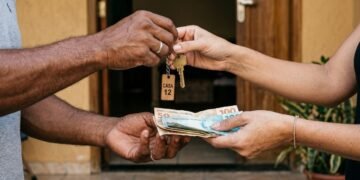 Filha tenta vender casa e cobrar aluguel da madrasta após morte do pai e STJ garante que viúva continue no imóvel sem pagar
