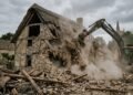 Mulher derruba casa histórica de 300 anos sem autorização e prefeitura manda reconstruir o imóvel