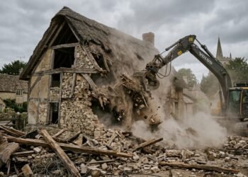 Mulher derruba casa histórica de 300 anos sem autorização e prefeitura manda reconstruir o imóvel
