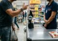 Justiça condena supermercado em 30 mil por omissão após trabalhadora sofrer ofensas racistas recorrentes de cliente
