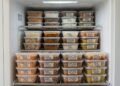 Cozinhar uma vez e congelar porções reduz o gasto com delivery e evita comida estragada