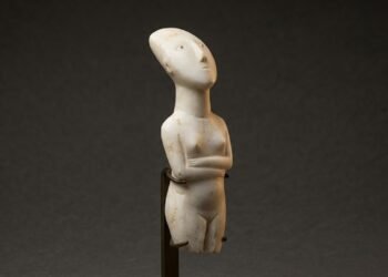 Ela não tem boca, mantém os olhos voltados para o alto e guarda há 5 mil anos um dos maiores mistérios da arte da Idade da Pedra