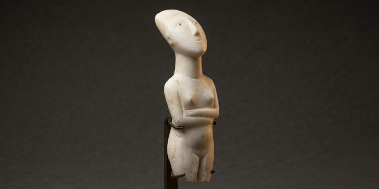 Ela não tem boca, mantém os olhos voltados para o alto e guarda há 5 mil anos um dos maiores mistérios da arte da Idade da Pedra