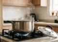 Esse hábito ao cozinhar deixa o preparo mais lento e pode aumentar o uso de gás