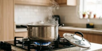 Esse hábito ao cozinhar deixa o preparo mais lento e pode aumentar o uso de gás