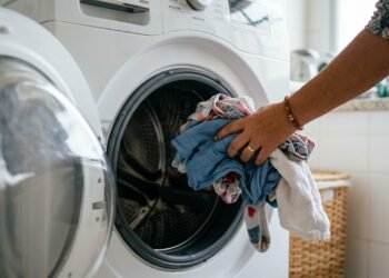 Lavar poucas roupas várias vezes na semana parece prático, mas pode desperdiçar água e energia sem necessidade