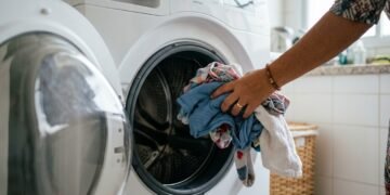 Lavar poucas roupas várias vezes na semana parece prático, mas pode desperdiçar água e energia sem necessidade