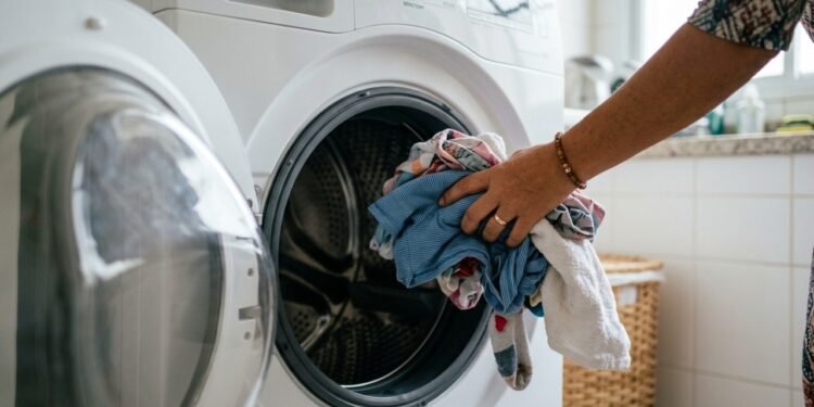 Lavar poucas roupas várias vezes na semana parece prático, mas pode desperdiçar água e energia sem necessidade