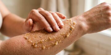 Como fazer um esfoliante corporal utilizando somente óleo de coco e um ingrediente que todo mundo tem em casa