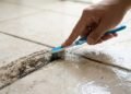 A mistura de 2 ingredientes simples que pode clarear rejuntes e soltar manchas sem apelar para produtos fortes