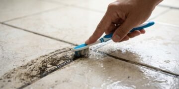 A mistura de 2 ingredientes simples que pode clarear rejuntes e soltar manchas sem apelar para produtos fortes