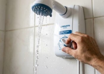 O horário certo para tomar banho no chuveiro elétrico e economizar na conta de luz