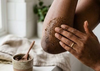 Nem limão, nem força na bucha: esse é o caminho mais seguro para clarear joelhos e cotovelos escuridos