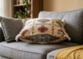 Como fazer almofada com garrafa pet para decorar sua casa gastando pouco