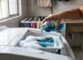 Colocar sabão demais na máquina pode fazer a roupa enxaguar várias vezes e deixar a conta de luz mais cara