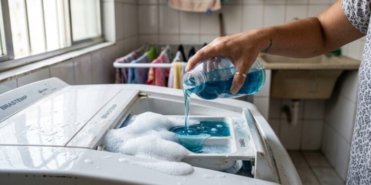 Colocar sabão demais na máquina pode fazer a roupa enxaguar várias vezes e deixar a conta de luz mais cara