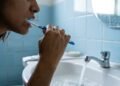 Muita gente escova os dentes assim e só percebe o prejuízo quando a conta chega