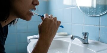 Muita gente escova os dentes assim e só percebe o prejuízo quando a conta chega