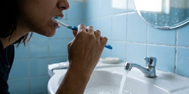 Muita gente escova os dentes assim e só percebe o prejuízo quando a conta chega