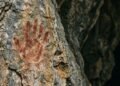 Cientistas descobrem impressões de mãos de 67 mil antes que pode ser a arte rupestre mais antiga do mundo