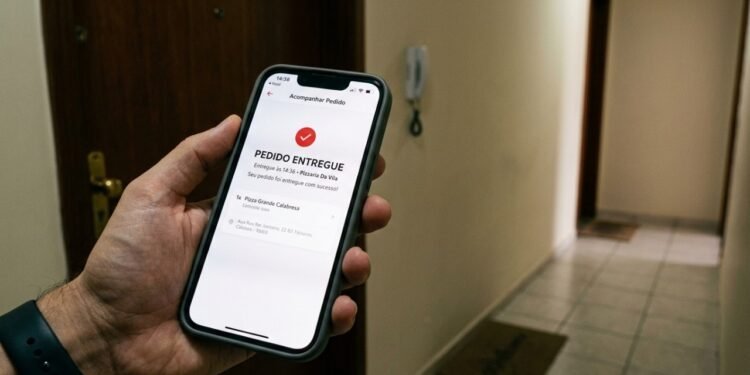 Justiça manda iFood pagar R$ 5 mil a idosa depois de falha na entrega e negativa de reembolso