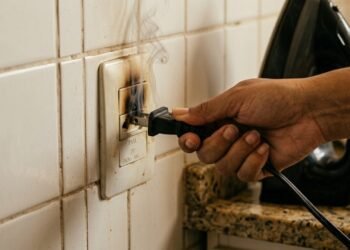 Tomada quente com eletrodoméstico ligado pode ser o sinal de perigo que muita gente ignora