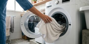 Nem a cada dois, nem a cada dez dias: com que frequência você deve trocar sua toalha de banho?