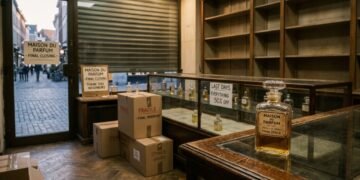 Loja de perfumes fecha as portas após 53 anos e emociona clientes fiéis